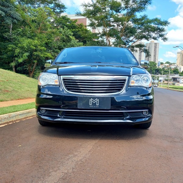 Veículo: Chrysler - Town & Country Limited - Touring 3.6 em Ribeirão Preto
