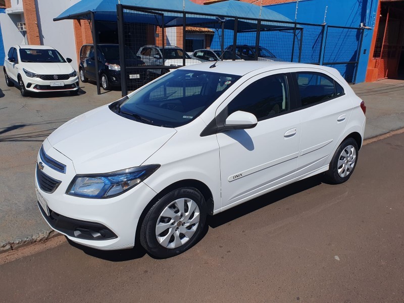 Veculo: Chevrolet (GM) - Onix - 1.4 LT Manual Completo  em Ribeiro Preto