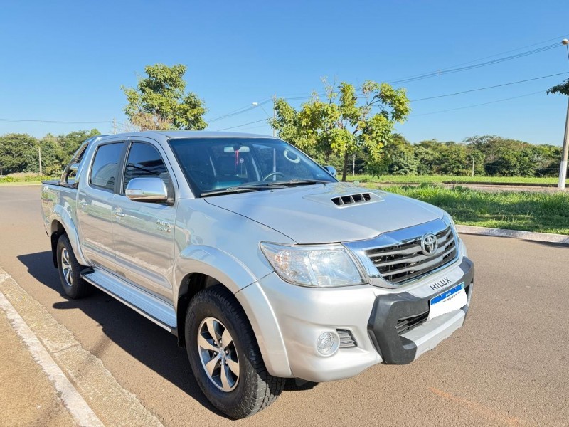 Veculo: Toyota - Hilux - SRV 3.0 4X4 em Sertozinho