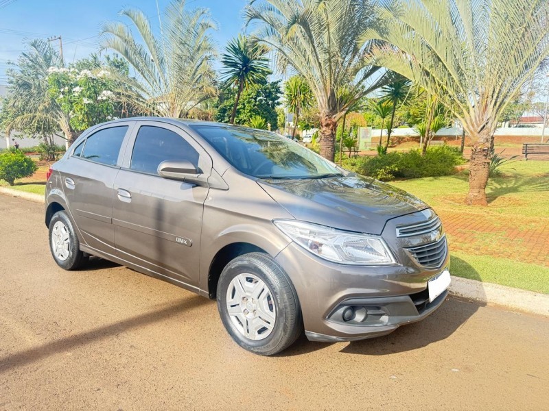 Veculo: Chevrolet (GM) - Onix - LT 1.0 em Sertozinho