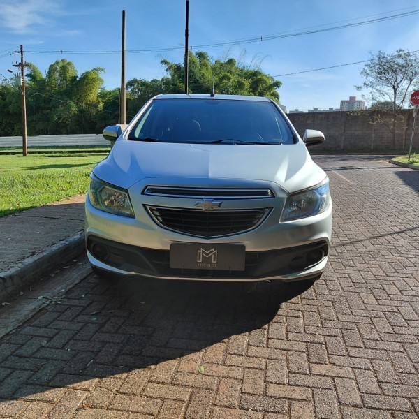 Veculo: Chevrolet (GM) - Onix - 1.4 LT em Ribeiro Preto