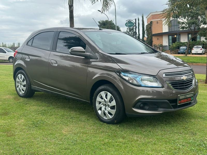 Veculo: Chevrolet (GM) - Onix - LT 1.4 Aut. 4P.  em Ribeiro Preto