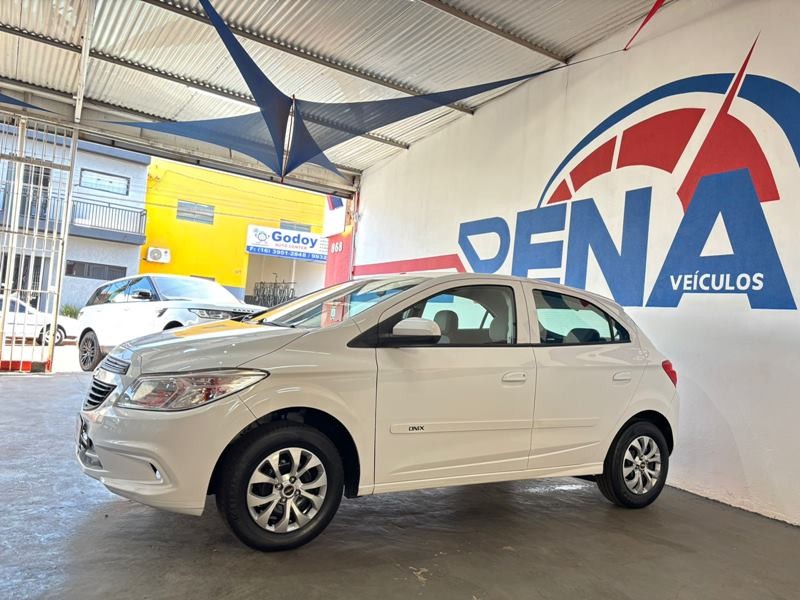 Veculo: Chevrolet (GM) - Onix - Hatch 1.0 LS 4P.  em Cravinhos