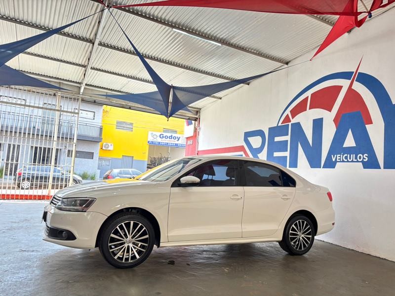 Veculo: Volkswagen - Jetta - Comfortline 2.0 Aut. 4P. em Cravinhos