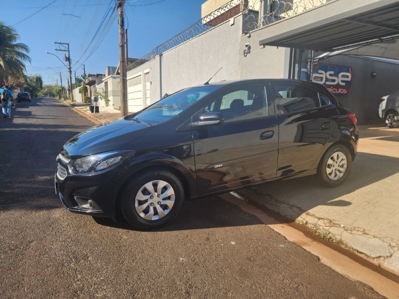 Veculo: Chevrolet (GM) - Onix - LT 1.0 Flex em Ribeiro Preto