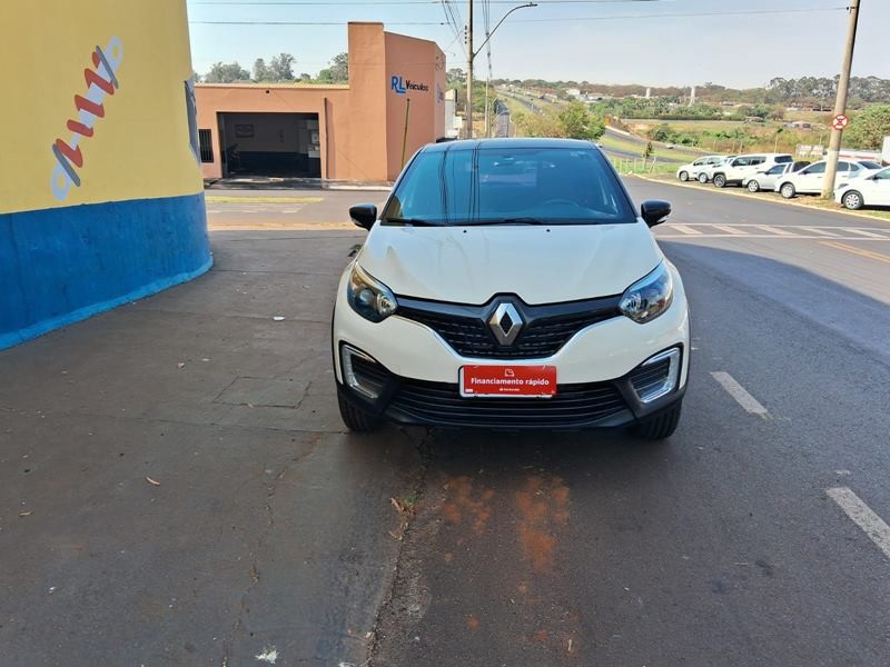 Veculo: Renault - Captur - 1.6 SCE Life Xtronic 4P.  em Orlndia
