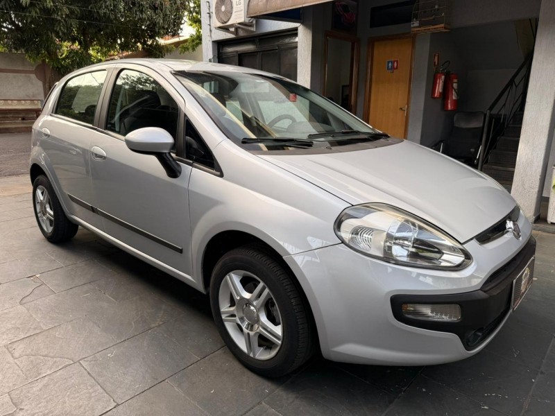 Veculo: Fiat - Punto - Attractive 1.4 em Brodowski
