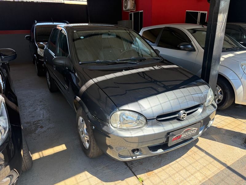 Veculo: Chevrolet (GM) - Corsa Sedan - 4P.  em Ribeiro Preto