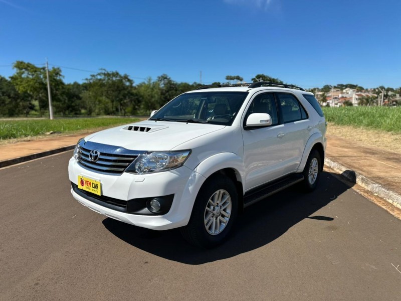 Ve�culo: Toyota - Hilux - SW4 SRV DIESEL 4X4 AUTOMATICO em Sert�ozinho