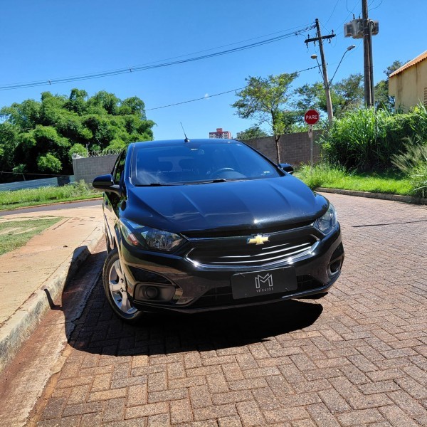 Ve�culo: Chevrolet (GM) - Onix - 1.4 LT em Ribeir�o Preto