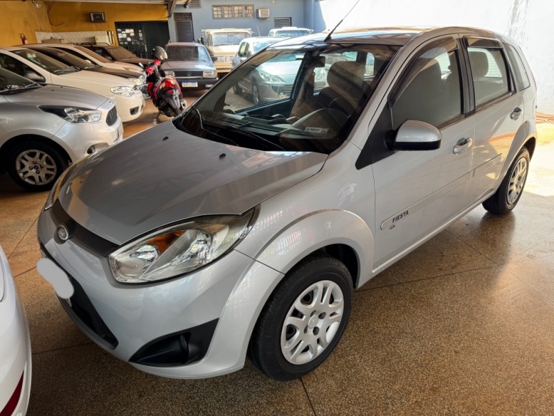 Ve�culo: Ford - Fiesta Hatch - SE 1.0 em Sert�ozinho