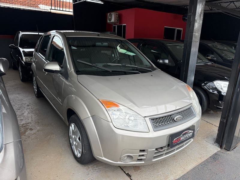 Ve�culo: Ford - Fiesta Hatch - 1.6 4P.  em Ribeir�o Preto