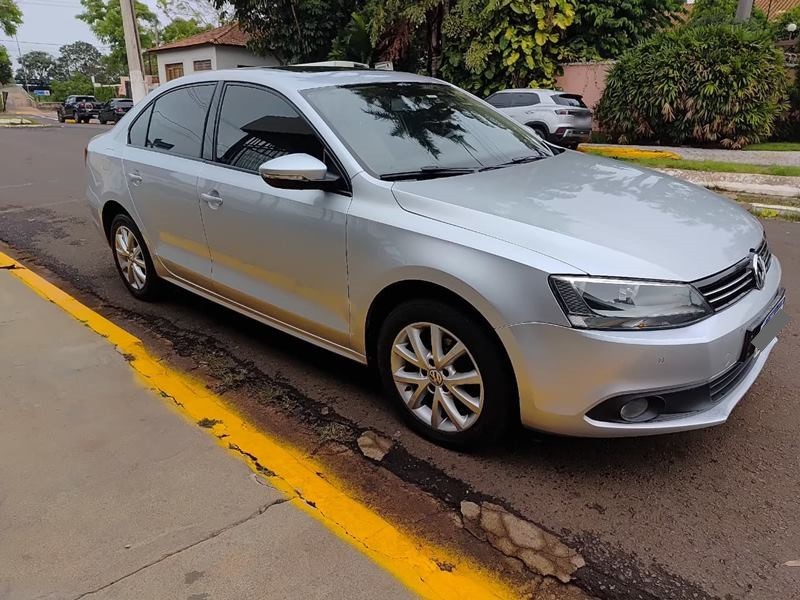 Ve�culo: Volkswagen - Jetta - Confortline Aut. 4P. em Orl�ndia