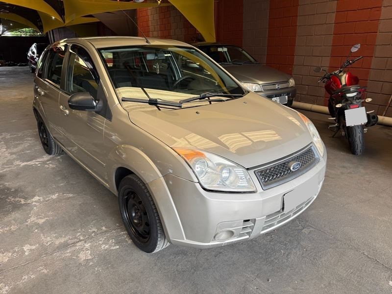 Ve�culo: Ford - Fiesta Hatch - 1.0 4P.  em Ribeir�o Preto