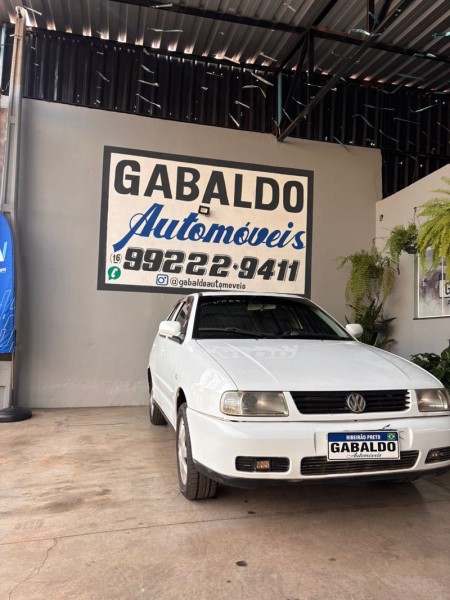 Ve�culo: Volkswagen - Polo Sedan - Classic 1.8 4P.  em Ribeir�o Preto