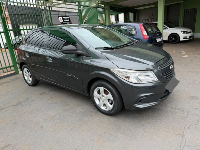 Ve�culo: Chevrolet (GM) - Onix - LT 1.0 4P.  em Cravinhos