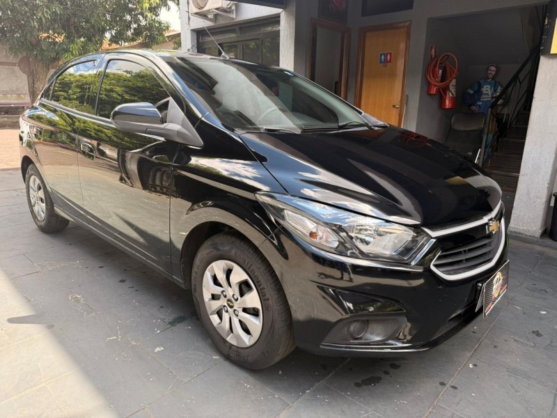 Ve�culo: Chevrolet (GM) - Onix - 1.0 LT em Brodowski