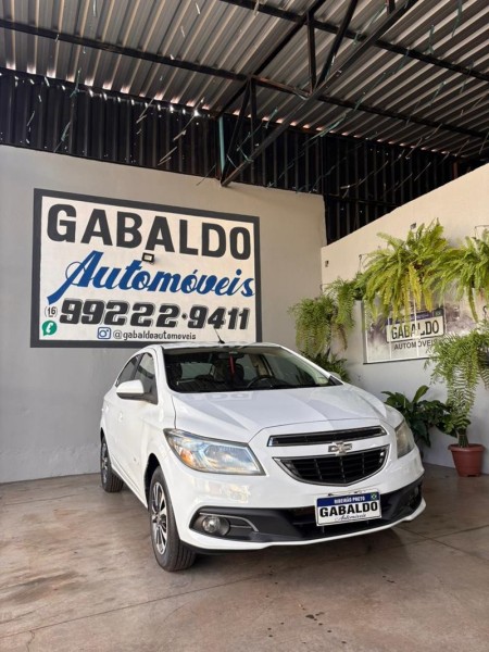 Ve�culo: Chevrolet (GM) - Onix - 1.4 MT LTZ 4P.  em Ribeir�o Preto