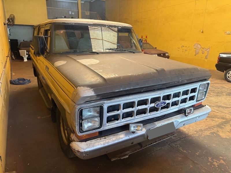 Ve�culo: Ford - F-100 - 6 Lugares 2P.  em Ribeir�o Preto