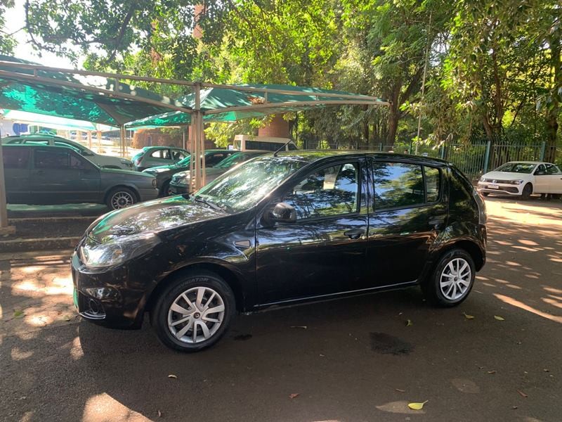 Ve�culo: Renault - Sandero - 1.6 4P.  em Ribeir�o Preto