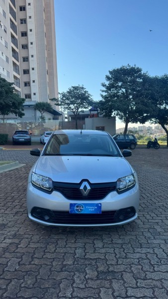 Ve�culo: Renault - Logan - 1.0 AUTENTIQUE 16V 4P em Ribeir�o Preto