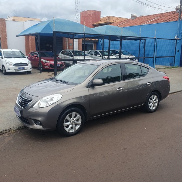 Ve�culo: Nissan - Versa - 1.6 SL em Ribeir�o Preto