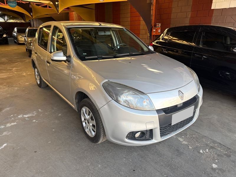 Ve�culo: Renault - Sandero - 1.0 4P.  em Ribeir�o Preto