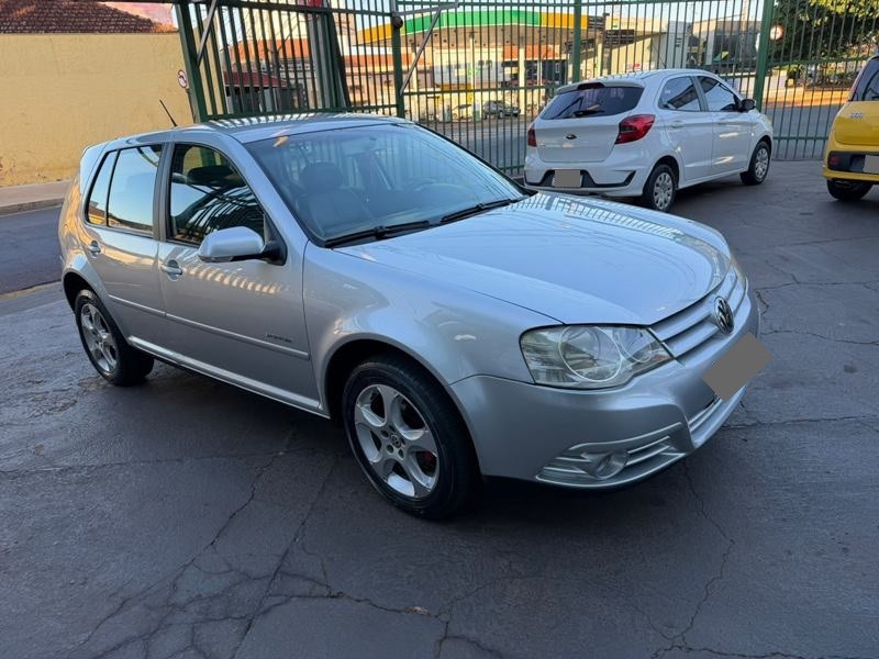 Ve�culo: Volkswagen - Golf - Sportline 1.6 4P. em Cravinhos