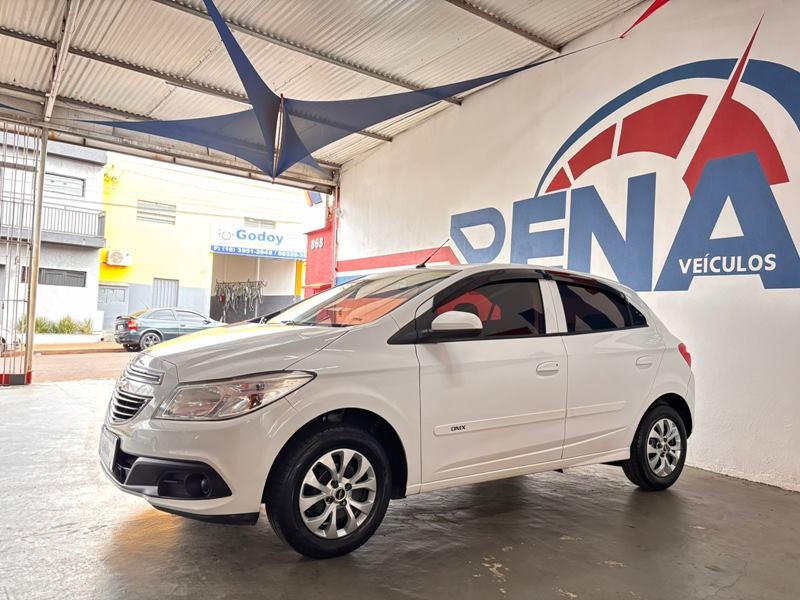Ve�culo: Chevrolet (GM) - Onix - Hatch LT 1.0 8V Mec. 4P.  em Cravinhos
