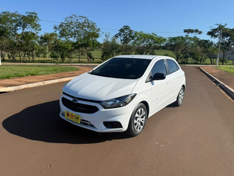 Ve�culo: Chevrolet (GM) - Onix - JOY BLACK 1.0 FLEX COMPLETO em Sert�ozinho
