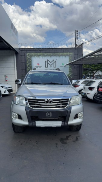 Ve�culo: Toyota - Hilux - 2.7 Flex 4x2 em Ribeir�o Preto