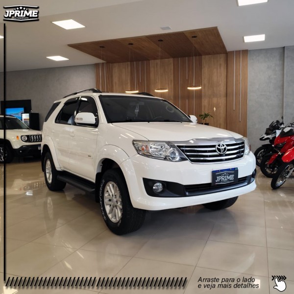 Ve�culo: Toyota - Hilux - SW4 4X2 SR em Batatais