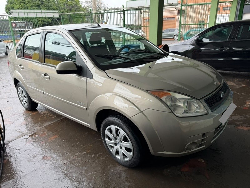Ve�culo: Ford - Fiesta Sedan - 1.6 4P.  em Cravinhos