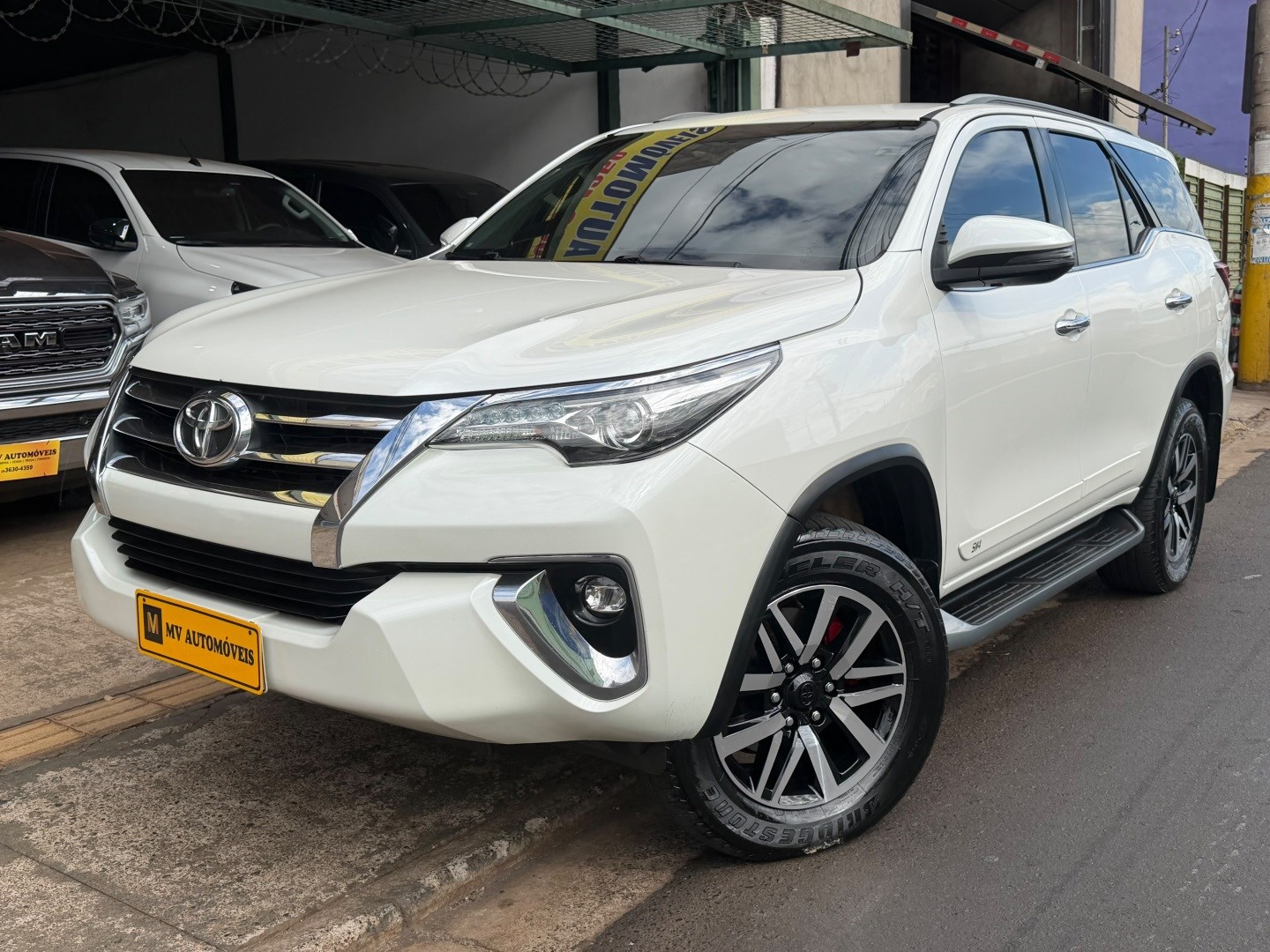 Ve�culo: Toyota - Hilux - 2.8 SRX 4X4 7 LUGARES 16V TURBO INTERCOOLER DIESEL 4P AUTOM�TICO em Ribeir�o Preto