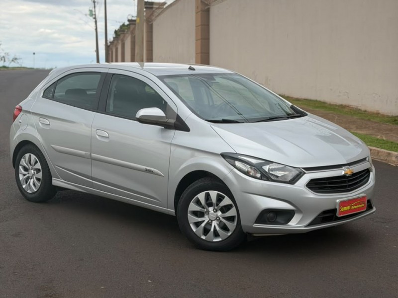 Ve�culo: Chevrolet (GM) - Onix - 1.4 MPFI LT 8V em Sert�ozinho