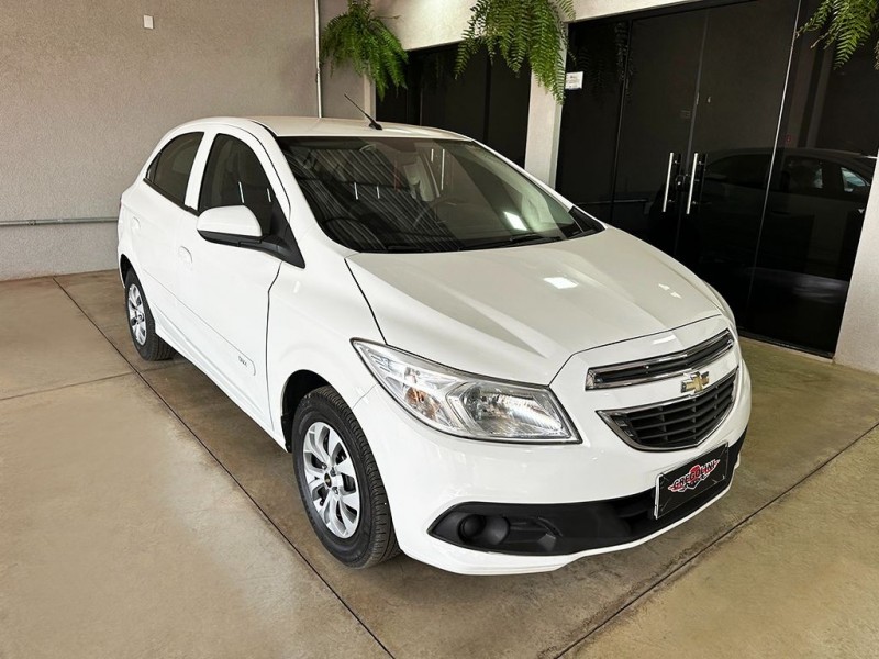 Veculo: Chevrolet (GM) - Onix - 1.0 MPFI LT 8V em Ribeiro Preto