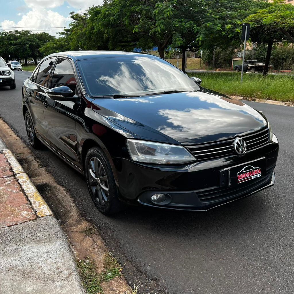 Ve�culo: Volkswagen - Jetta - Comfortline 2.0 T.Flex 8V 4p Tipt. em Ribeir�o Preto