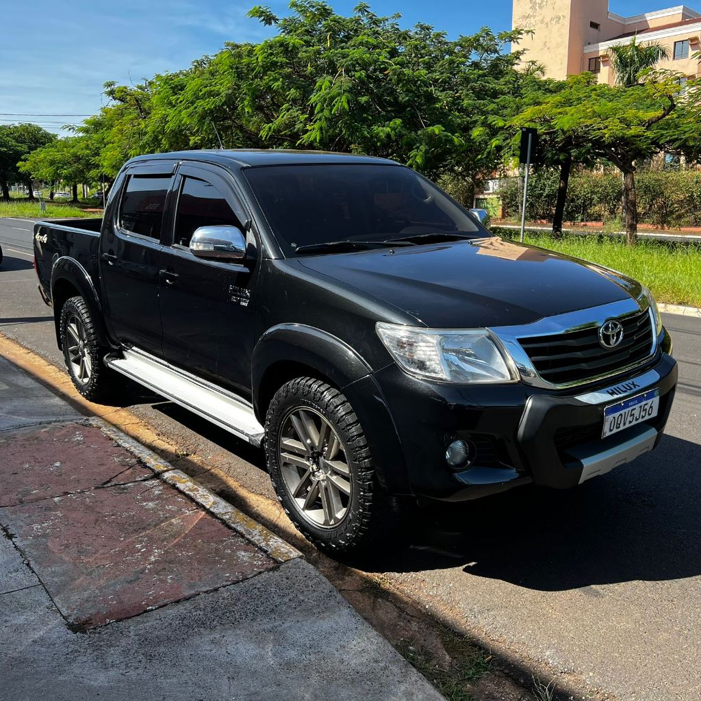 Ve�culo: Toyota - Hilux - CD SRV 4x4 2.7 Flex 16V Aut. em Ribeir�o Preto