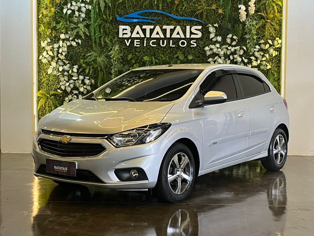 Veculo: Chevrolet (GM) - Onix - Chevrolet ONIX HATCH LTZ 1.4 8V FlexPower 5p Mec. - Prata - 2018 em Batatais