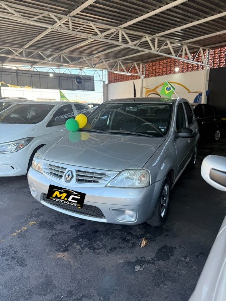Ve�culo: Renault - Logan - 1.0 4P.  em Ribeir�o Preto