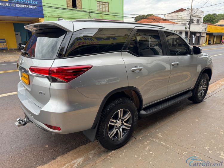 MV Automveis | Hilux 2.7 SR 7 LUGARES 4X2 16V FLEX 4P AUTOMTICO 17/17 - foto 4