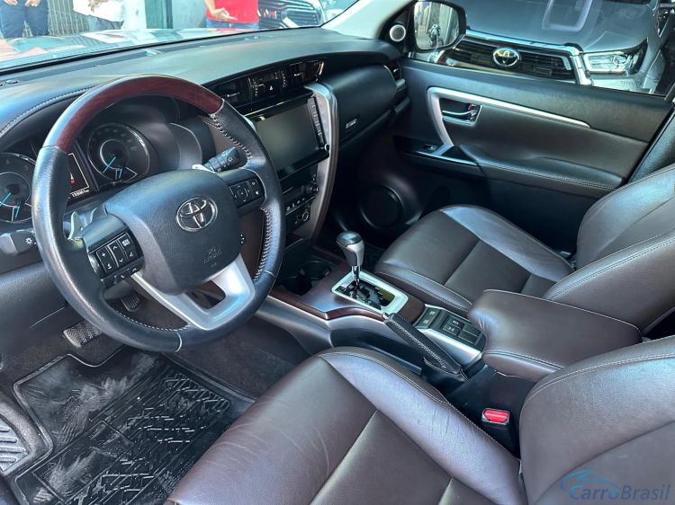 MV Automveis | Hilux 2.8 SRX 4X4 7 LUGARES 16V TURBO INTERCOOLER DIESEL 4P AUTOMTICO 20/20 - foto 6