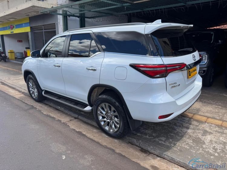 MV Automóveis | Hilux 2.8 D-4D TURBO DIESEL SRX 7L 4X4 AUTOMÁTICO 23/24 - foto 3