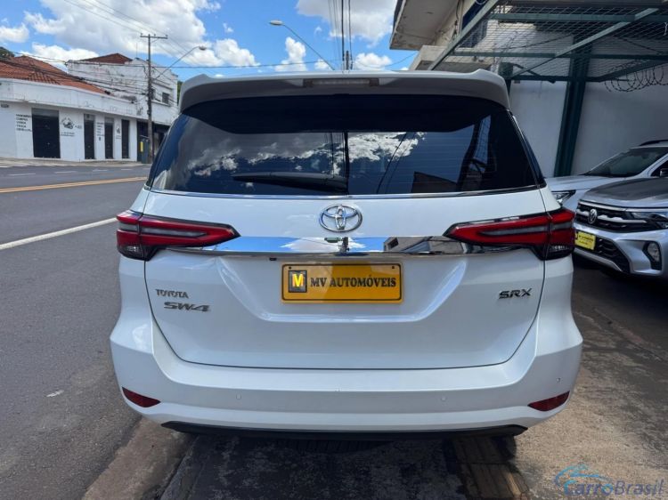 MV Automóveis | Hilux 2.8 D-4D TURBO DIESEL SRX 7L 4X4 AUTOMÁTICO 23/24 - foto 6