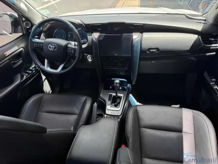 MV Automóveis | Hilux 2.8 D-4D TURBO DIESEL SRX 7L 4X4 AUTOMÁTICO 23/24 - foto 7