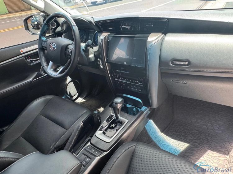 MV Automóveis | Hilux 2.8 D-4D TURBO DIESEL SRX 7L 4X4 AUTOMÁTICO 23/24 - foto 9