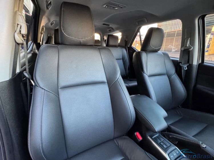 MV Automóveis | Hilux 2.8 D-4D TURBO DIESEL SRX PLATINUM 7L 4X4 AUTOMÁTICO 24/25 - foto 10