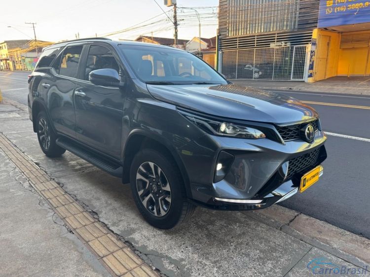MV Automóveis | Hilux 2.8 D-4D TURBO DIESEL SRX PLATINUM 7L 4X4 AUTOMÁTICO 24/25 - foto 2