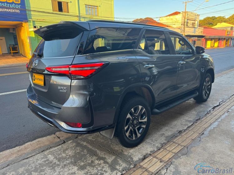 MV Automóveis | Hilux 2.8 D-4D TURBO DIESEL SRX PLATINUM 7L 4X4 AUTOMÁTICO 24/25 - foto 4
