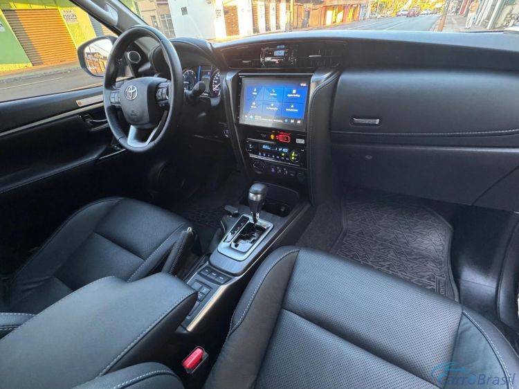 MV Automóveis | Hilux 2.8 D-4D TURBO DIESEL SRX PLATINUM 7L 4X4 AUTOMÁTICO 24/25 - foto 9